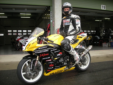 Thomas Harding repræsenterer på sin Suzuki nogle af de nyeste Road Racing-maskiner ved årets første arrangement på dansk grund for de store klasser.